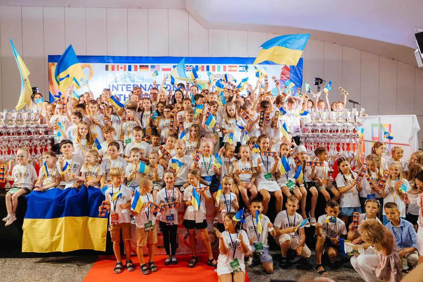 Спільне фото учасників із прапорами України · 2025 · Валенсія, Іспанія