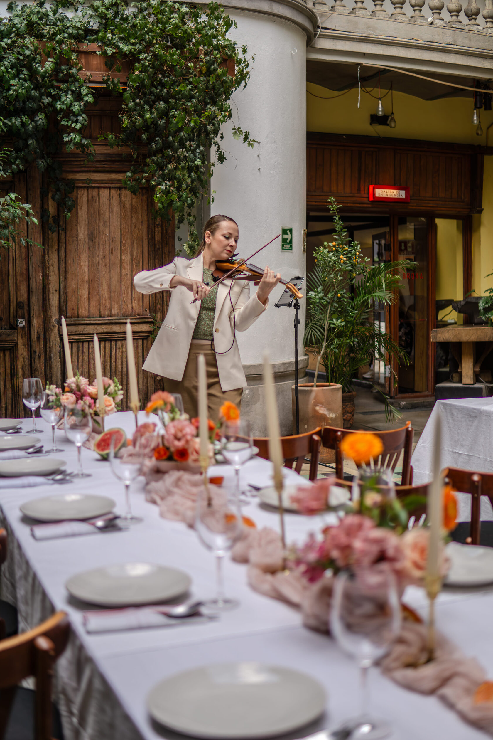 Live violinist performing at an intimate wedding in Ciudad de México