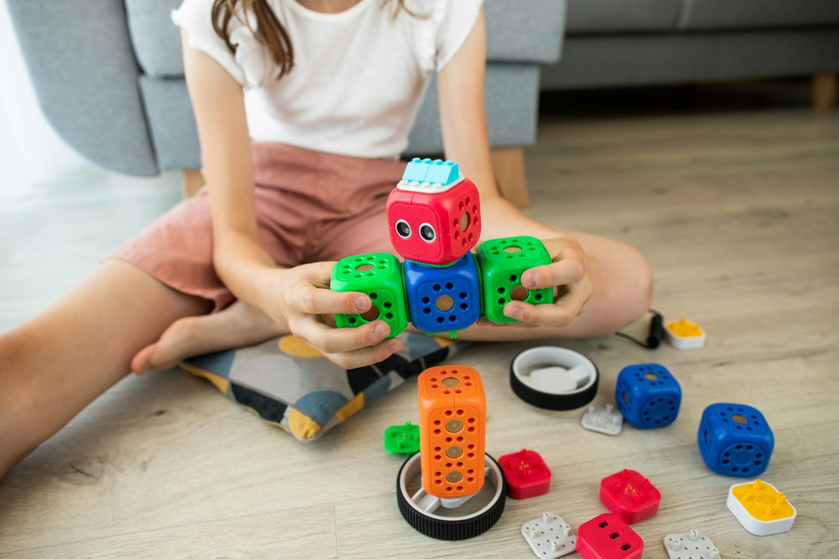 Dziecko grające w gry edukacyjne, Roblox, kostki Rubika, robotykę