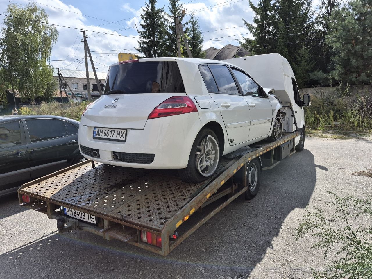 Евакуатор у Житомирі перевозить автомобіль