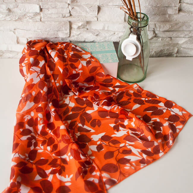 Дамски шал от шифон с щампа, част от подаръчен сет.