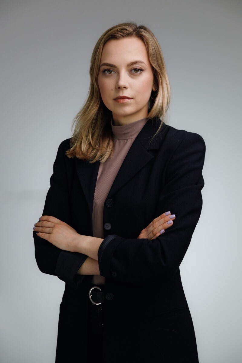 Profesjonalny portret kobiety na jasnym tle