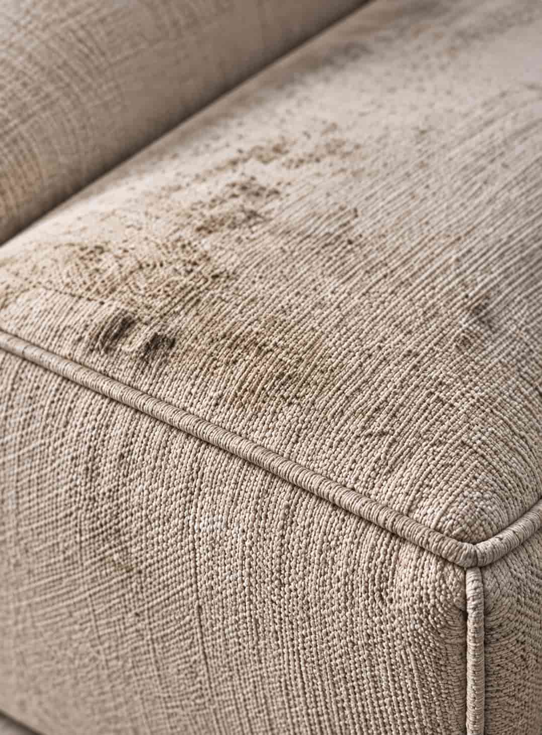 Derselbe helle Sofastoff nach zwei Jahren, deutlich grau-beige verschmutzt. Sp&auml;testens jetzt lohnt sich eine Tiefenreinigung durch Shikardos Reinigung in Frankfurt.