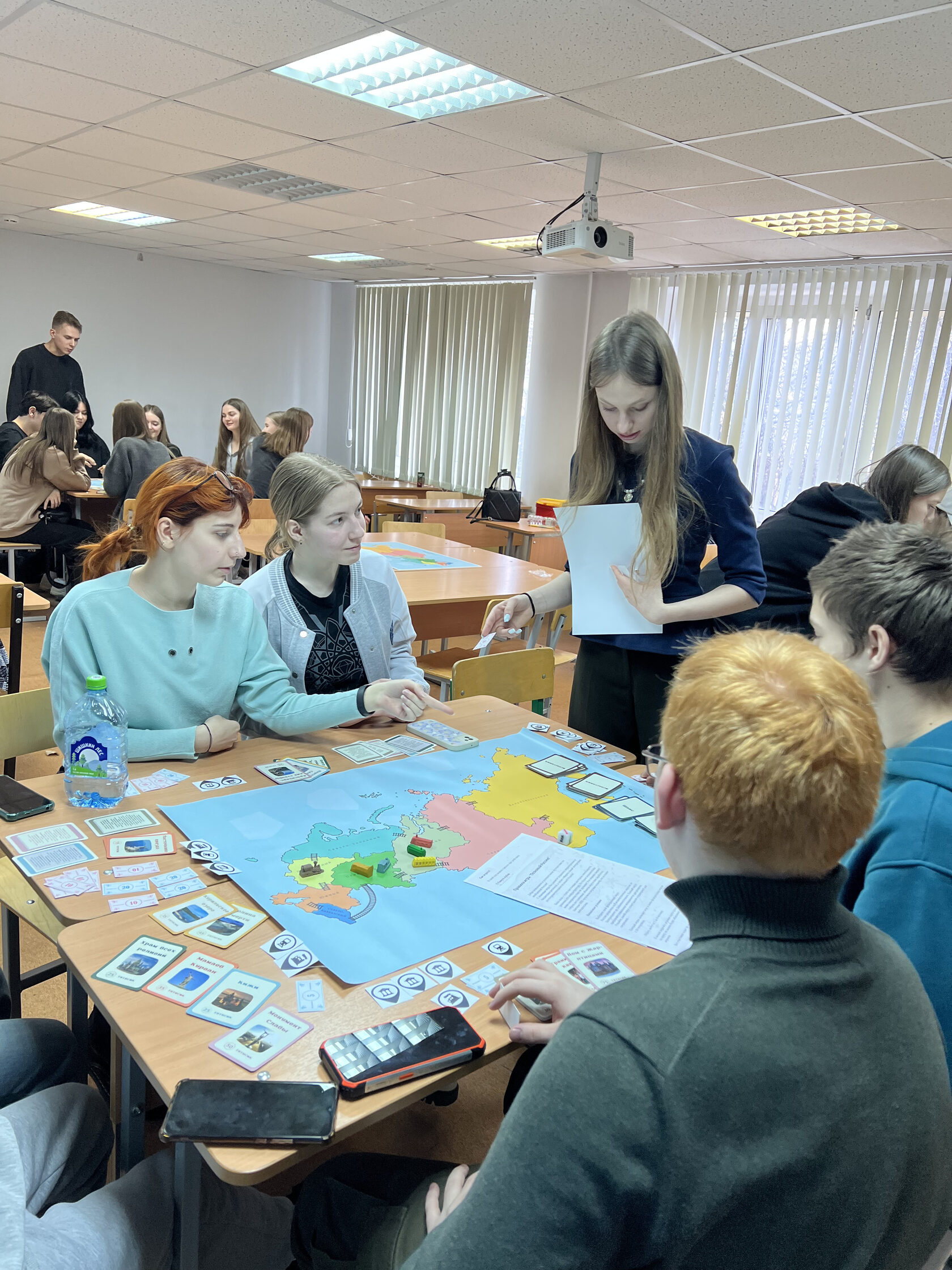 Студенты играют в настольную игру «Познавай Россию» в аудитории