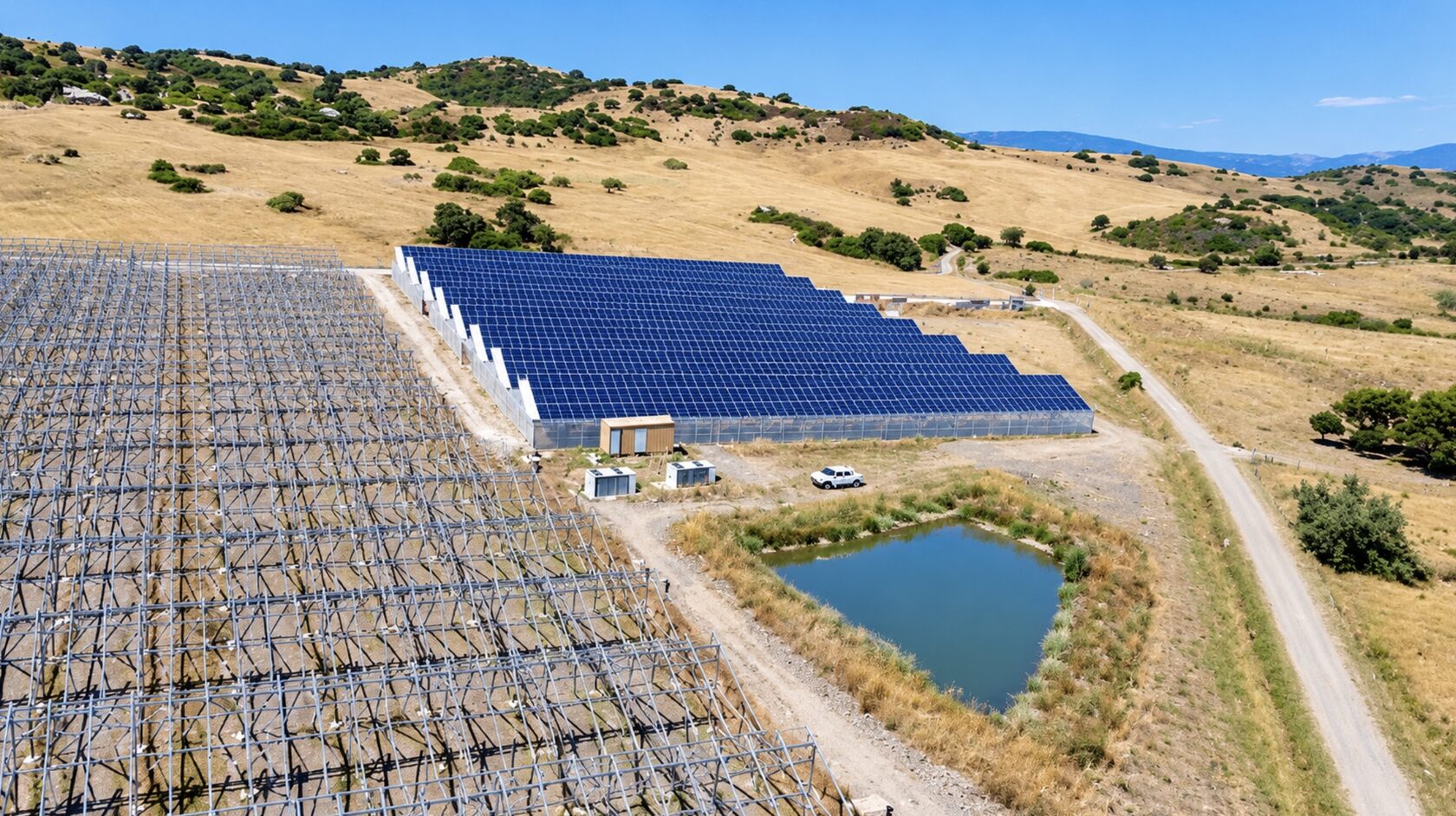 Ingegnere SMM Energy che ispeziona i pannelli solari