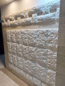Textured stone wall finish