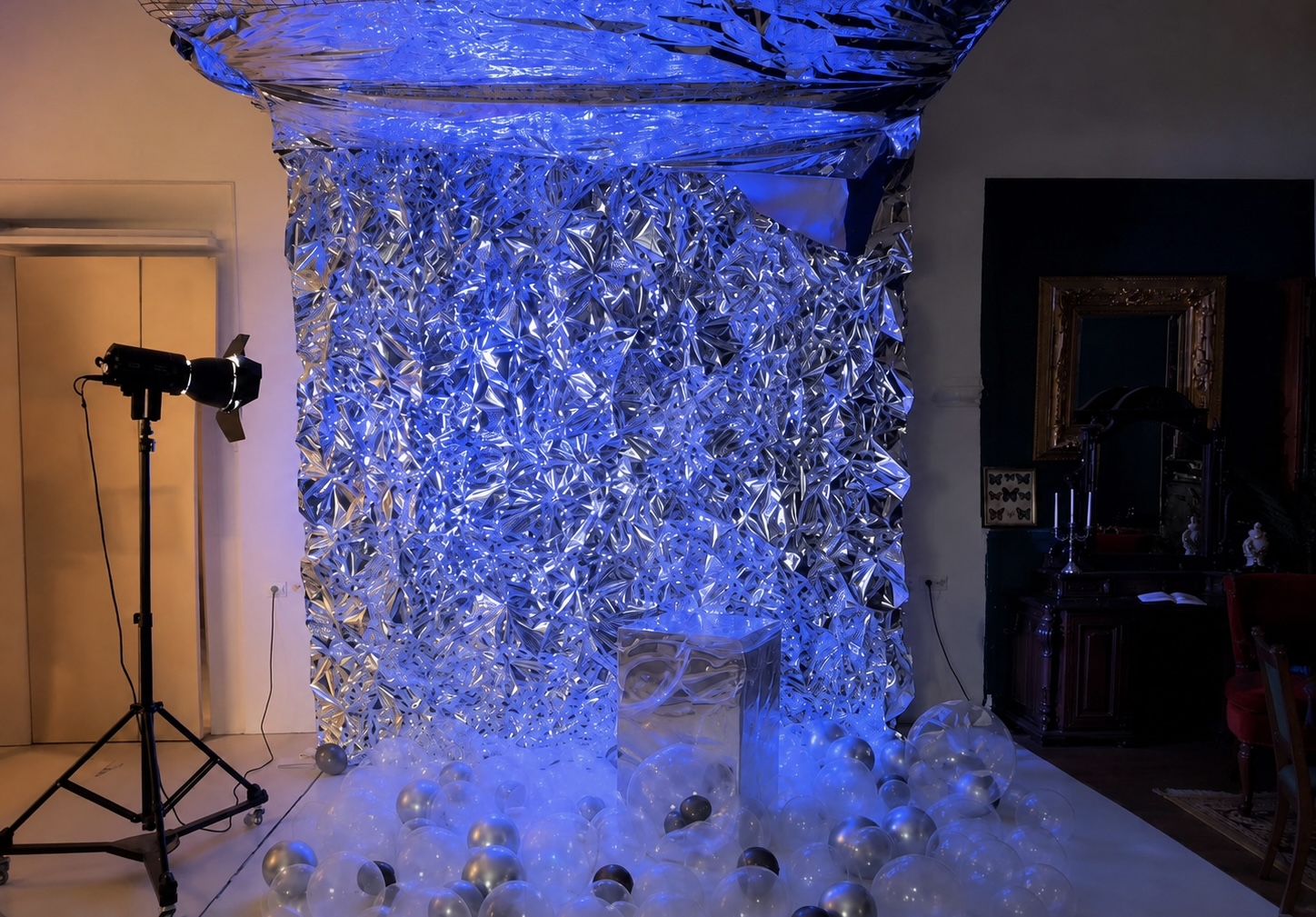 Silver Room — срібна фактурна стіна з синім підсвічуванням