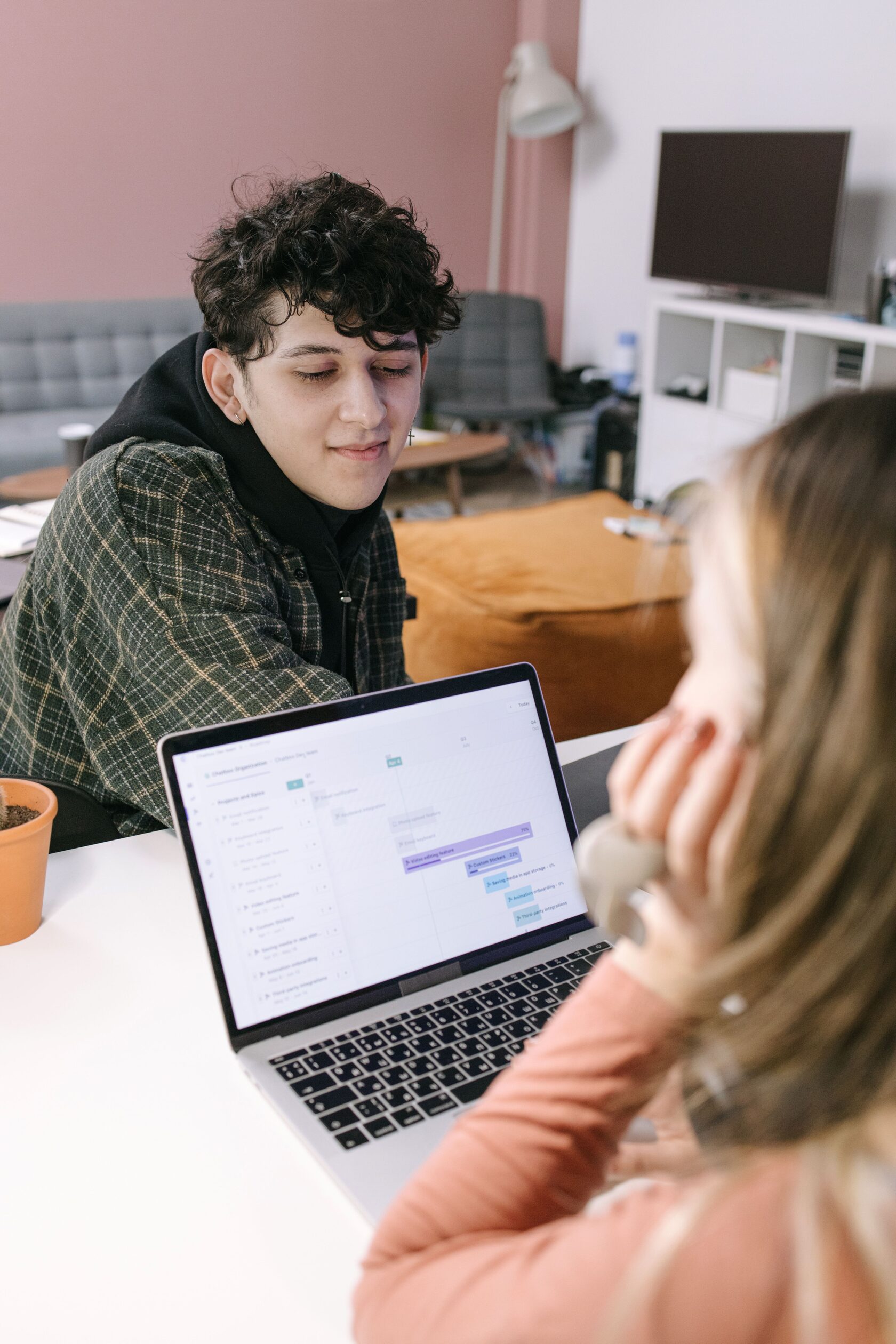 Joven estudiante trabajando