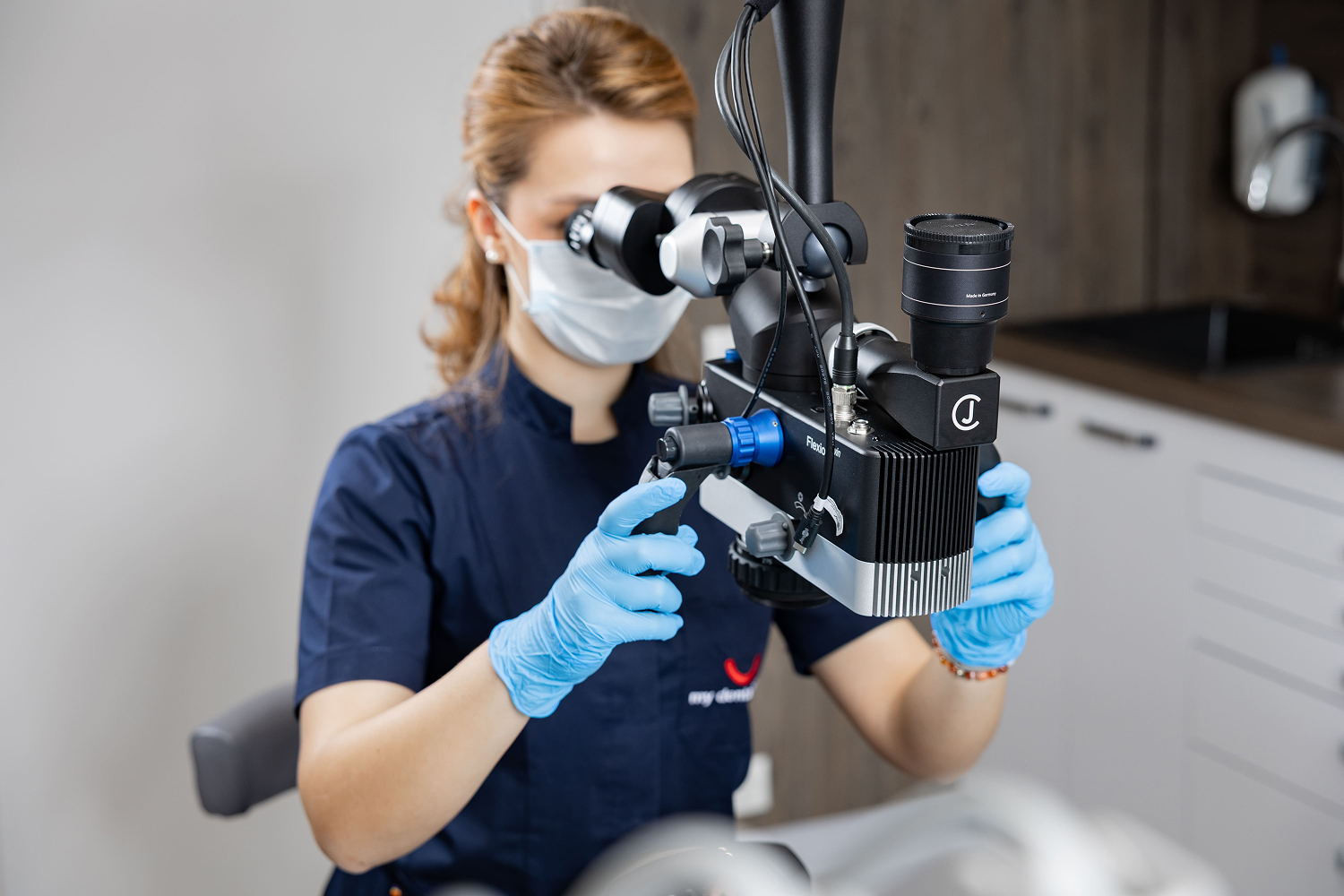 Medic My Dental Clinic lucrând la microscop