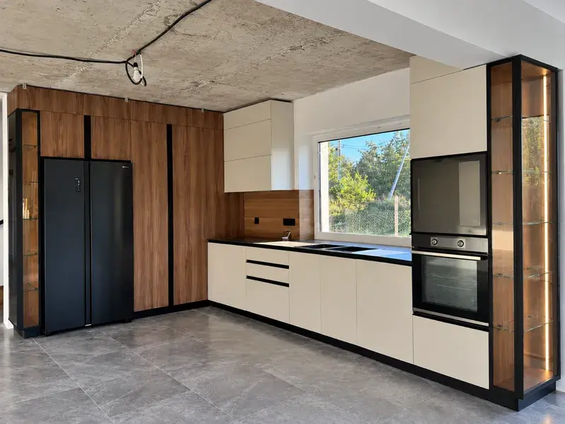 Bucătărie realizată la client — același design, materializat în spațiul real