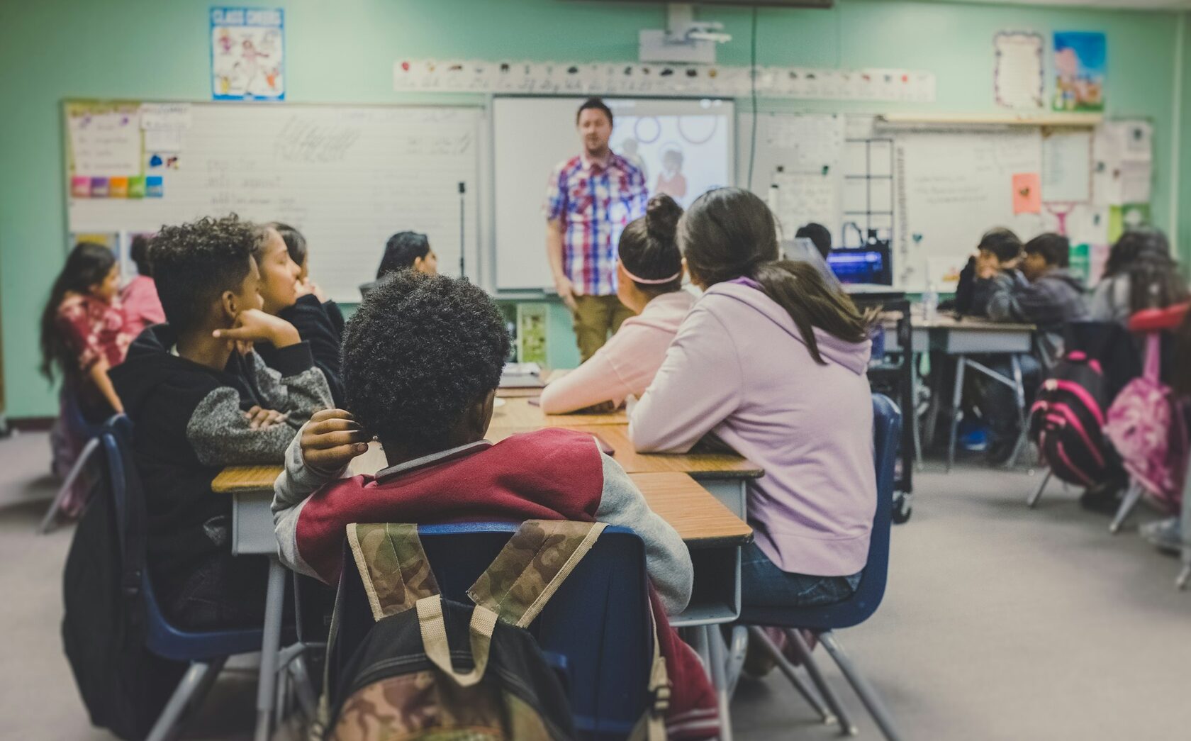 Estudiantes participando con curiosidad en una sesión