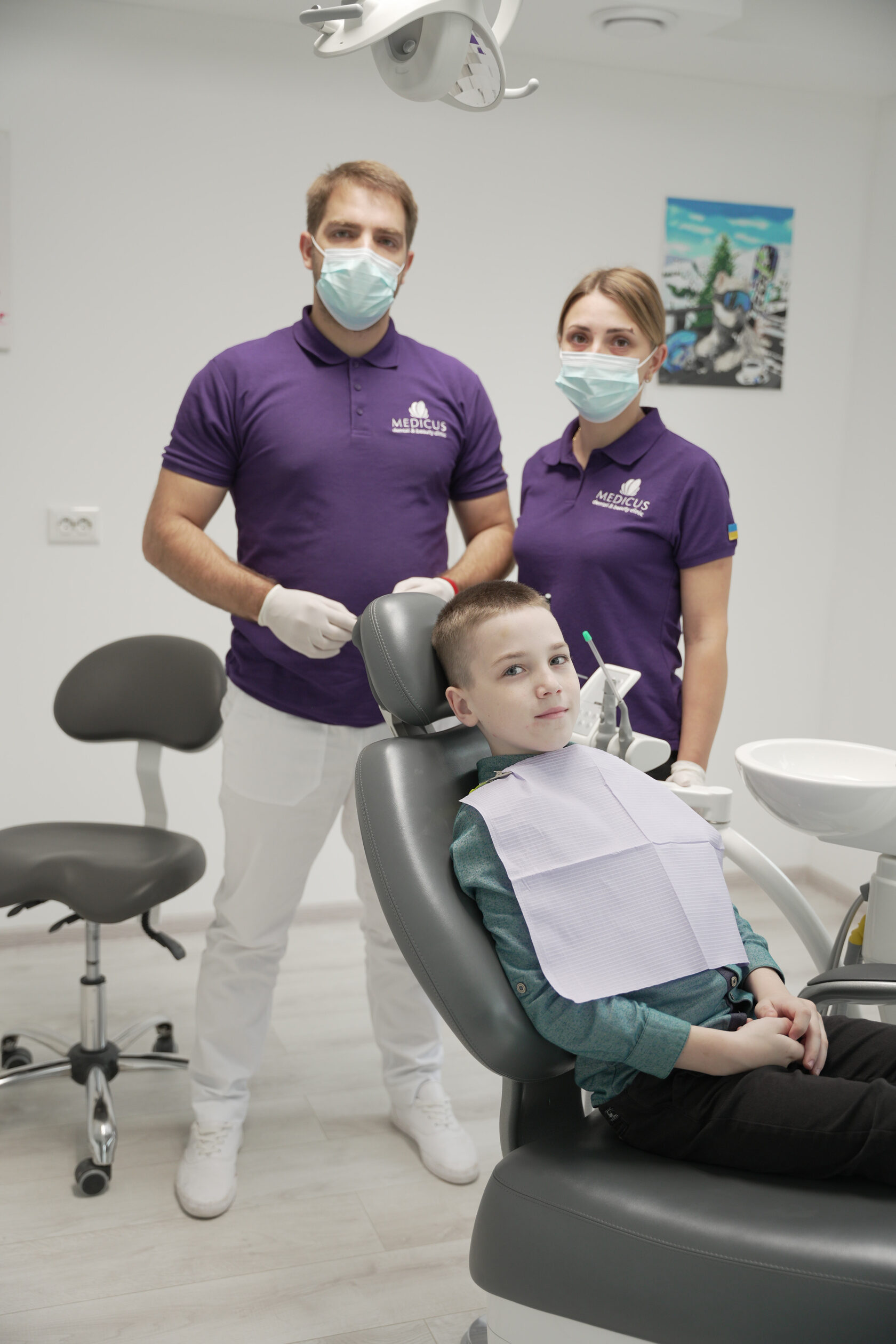 Працівники Medicus і юний пацієнт у стоматологічному кабінеті