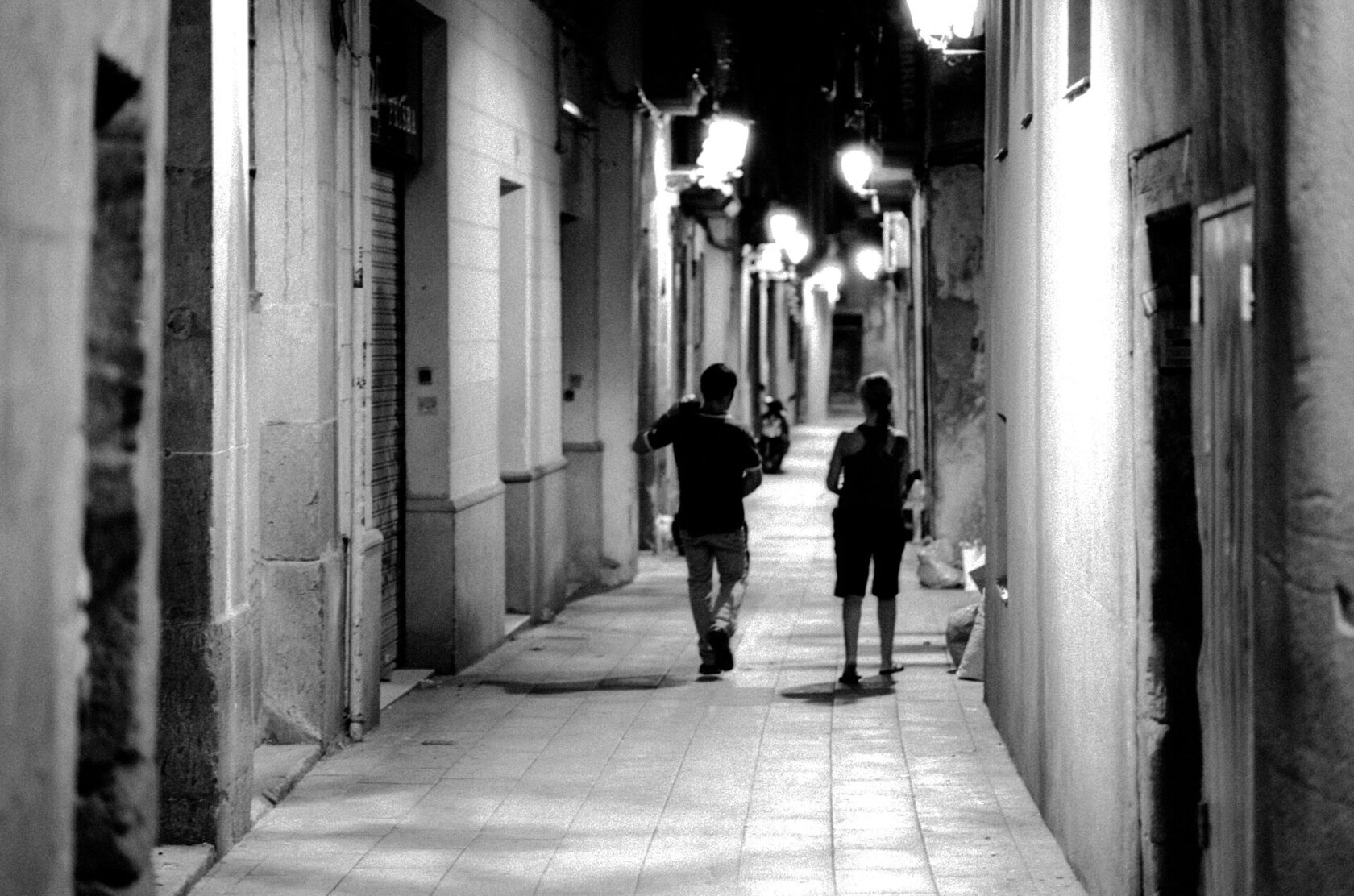 Двое прохожих на ночной улице Барселоны