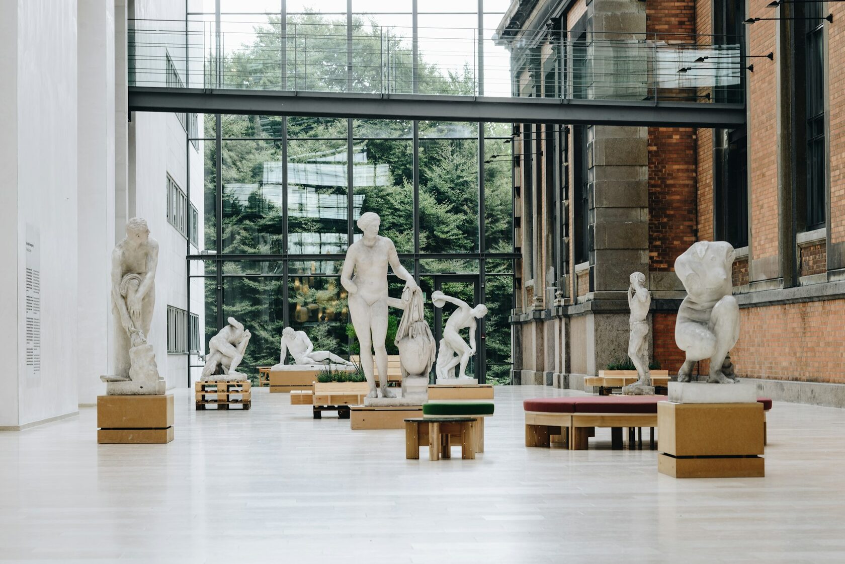 Escultura abstracta em mármore branco, linhas curvas esculpidas numa única peça