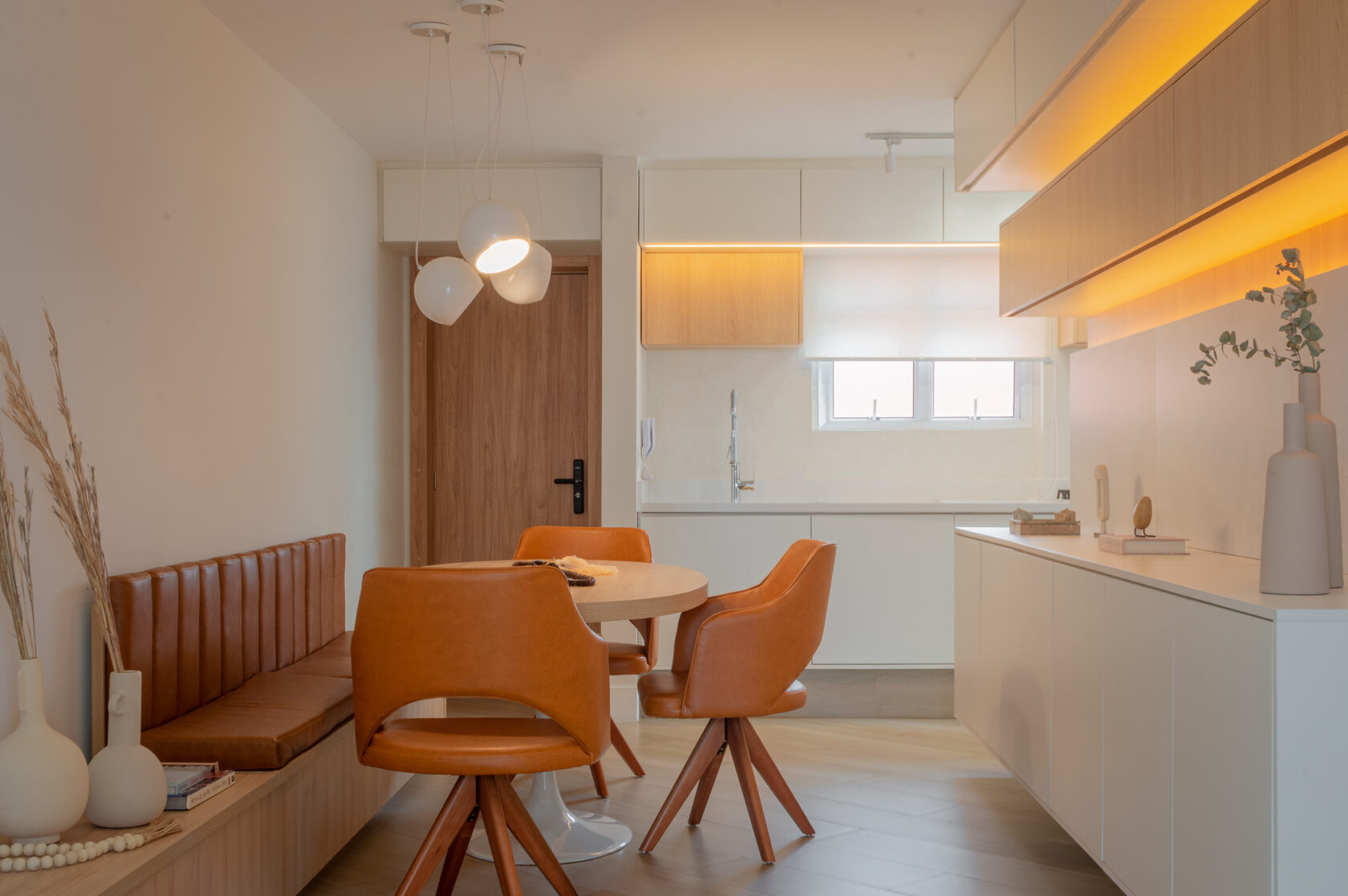 Sala integrada em apartamento projetado pela Guima Arquitetura