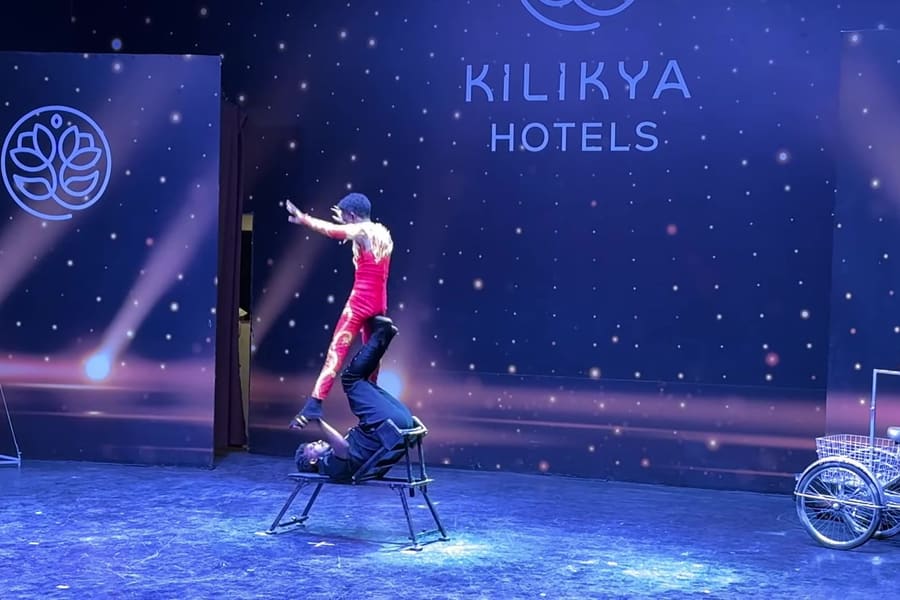 Вечірнє шоу на сцені — Kilikya Palace
