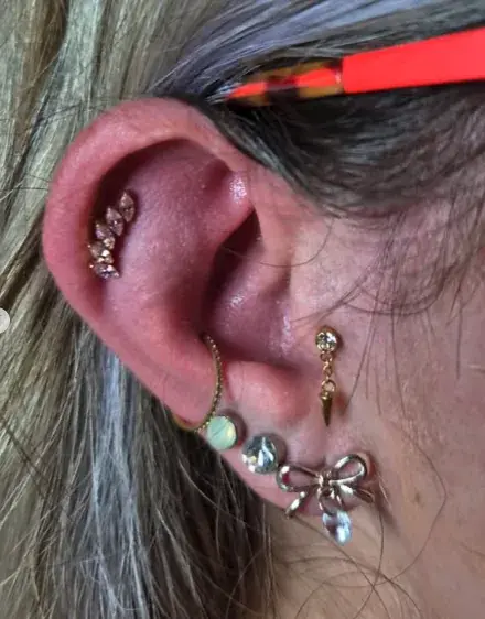 Composition de piercings d'oreille et bijoux en titane, réalisée chez Ino-Ink en Essonne