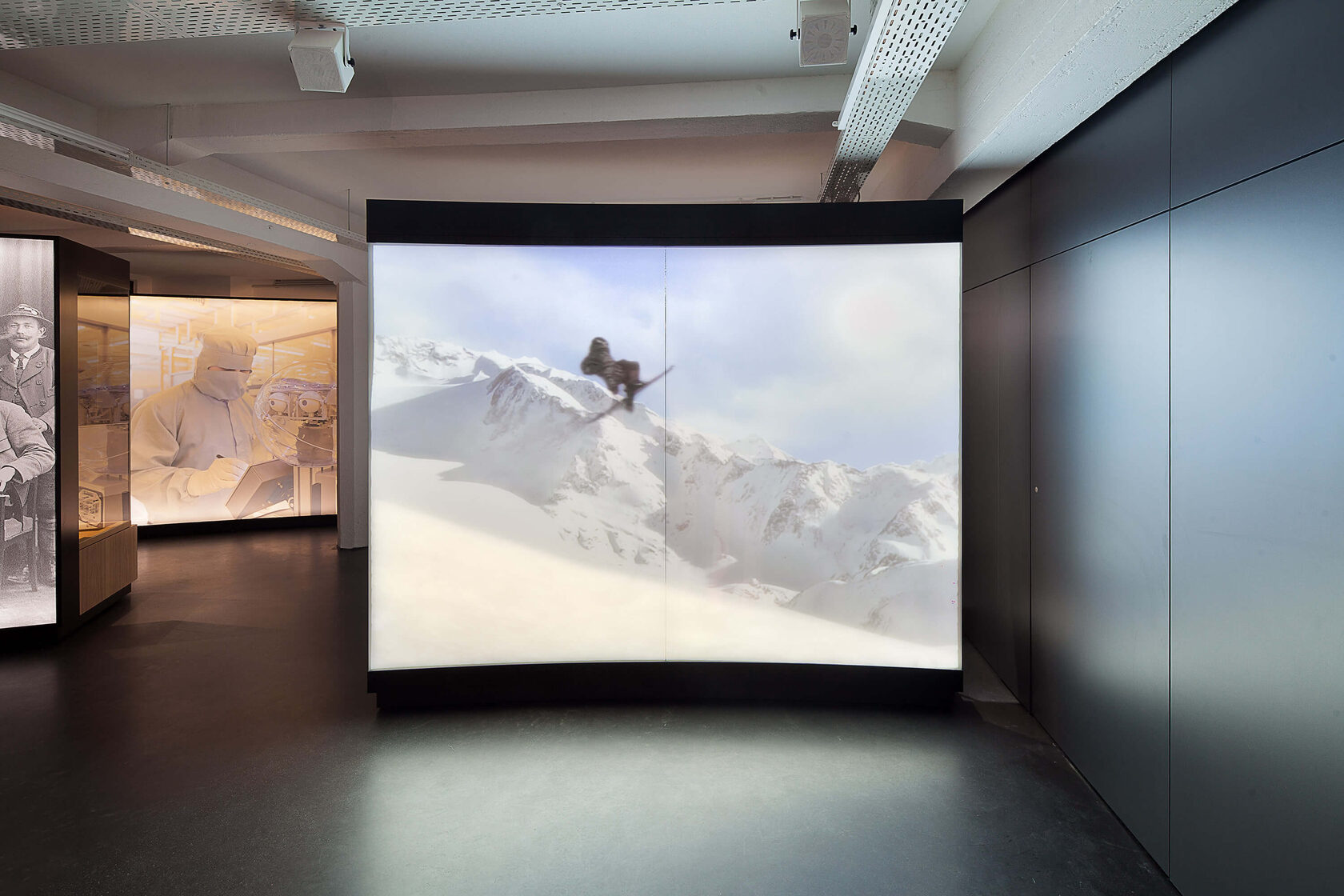 Custom Display Cases Lindenberg – Precision with Projection