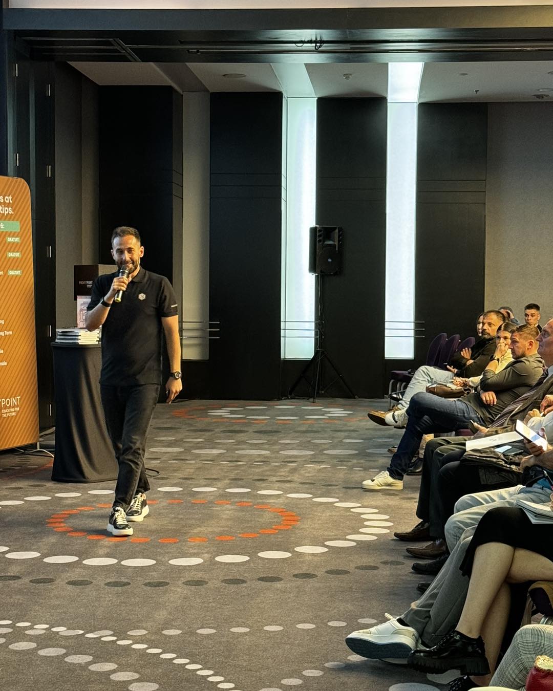 Cadru cu atmosfera unui eveniment fizic MoneyFest