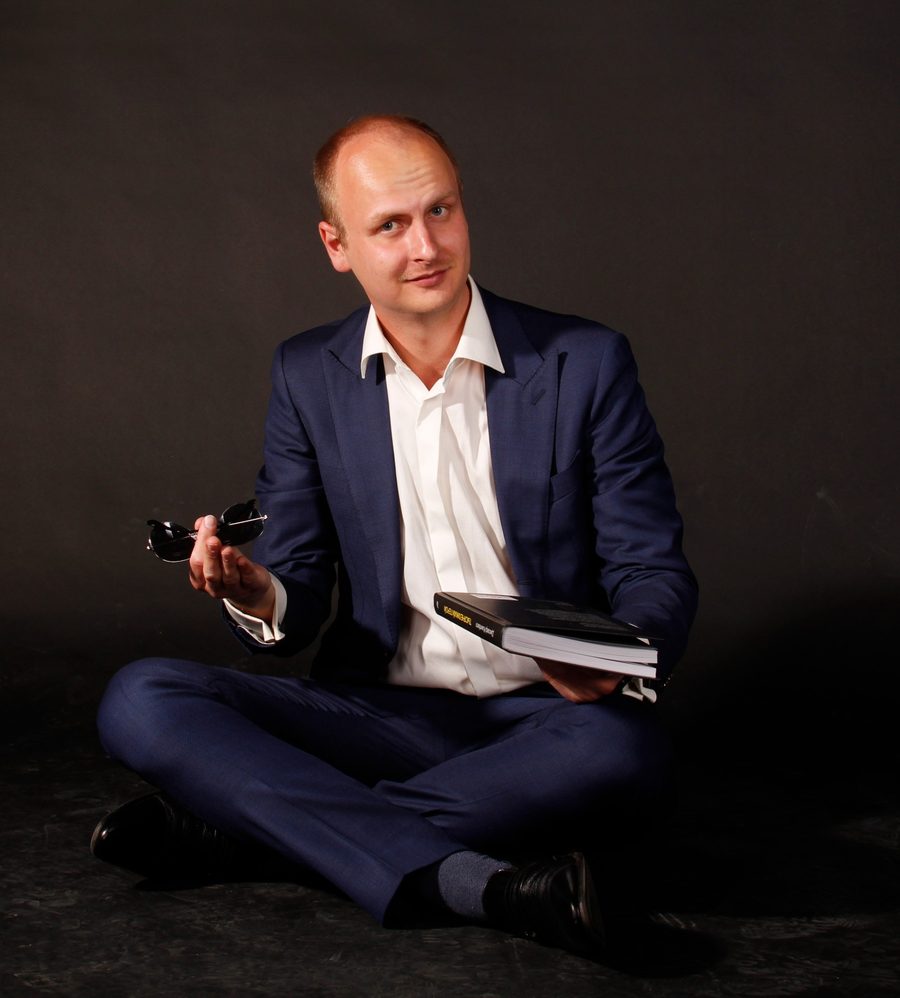Юрий Окунев с книгой