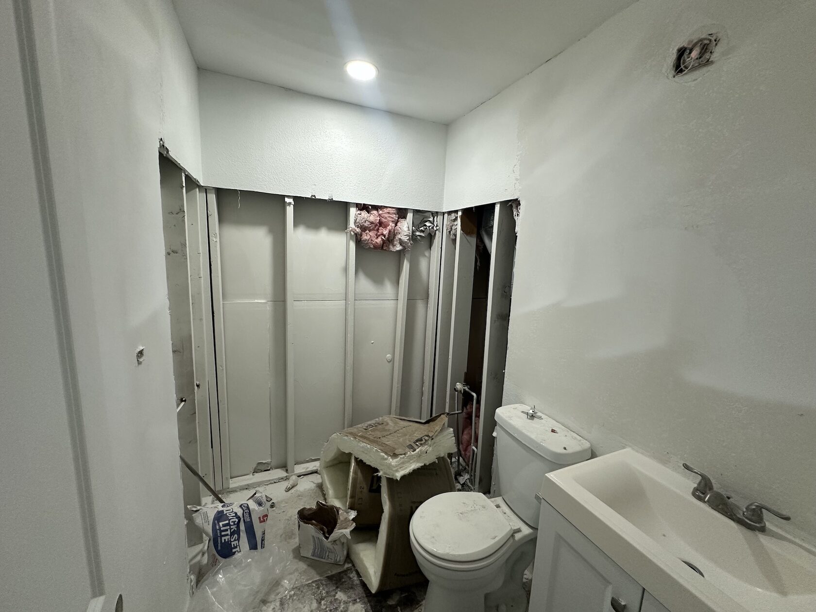 Original condo interior before the complete renovation, photo 2