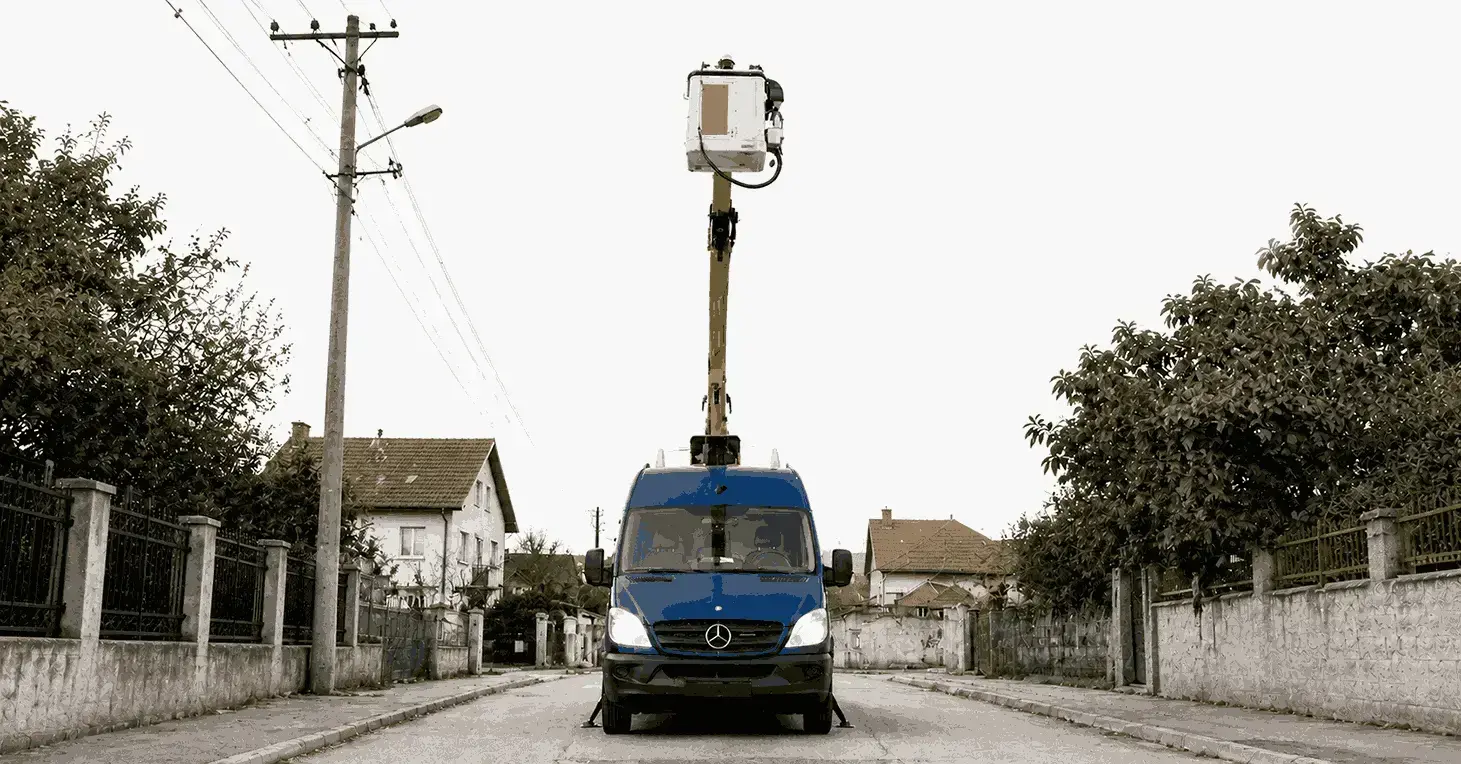 Autoturn Valuminteh: mașina și brațul ridicat, vizibile integral