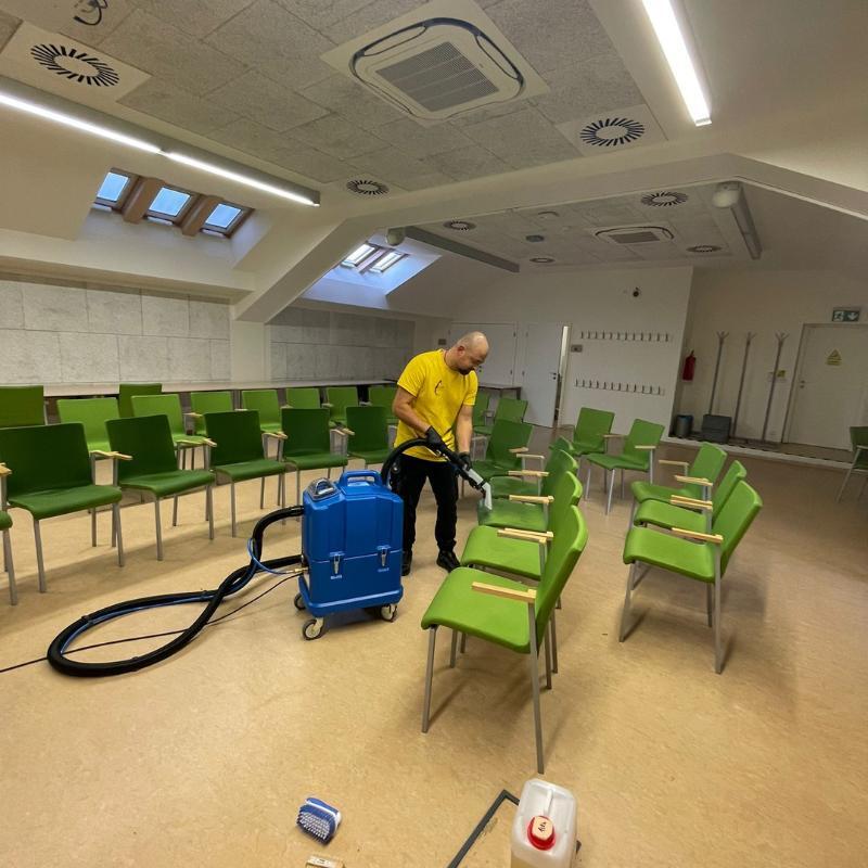 čištění podlah, čištění tvrdých podlah, čištění PVC podlah, voskovaní podlah