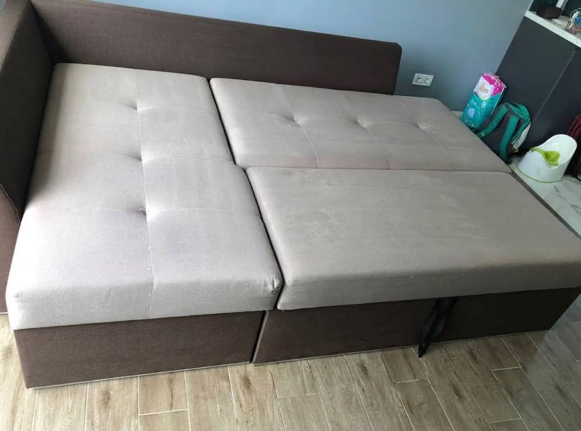 Dasselbe Sofa nach der Tiefenreinigung durch Shikardos Reinigung in Frankfurt &ndash; die alten Flecken sind deutlich heller, der Stoff wirkt gleichm&auml;&szlig;ig und frisch. Aufgenommen vom Kunden nach dem Termin und in seiner Google-Bewertung ver&ouml;ffentlicht.