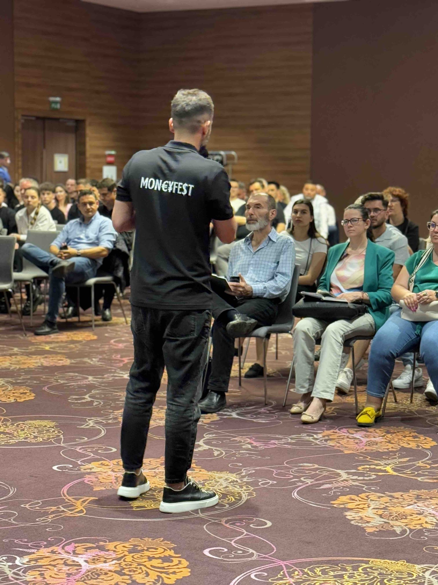 Oameni și discuții în cadrul evenimentului