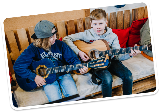Twee jongens met een gitaar
