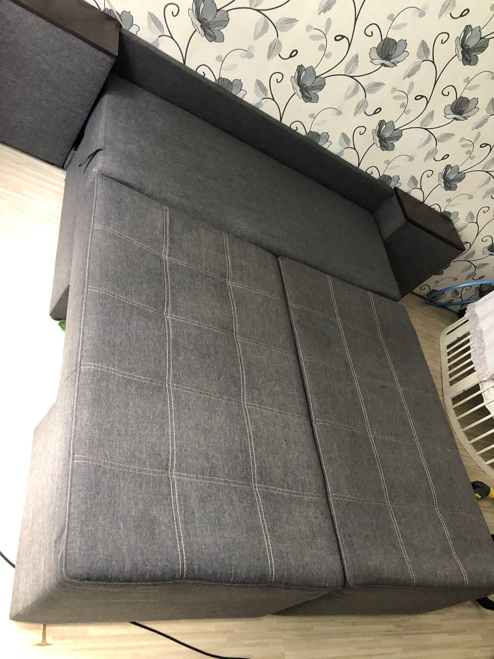 Sofa – Fleckenentfernung – nach der Polsterreinigung in Frankfurt