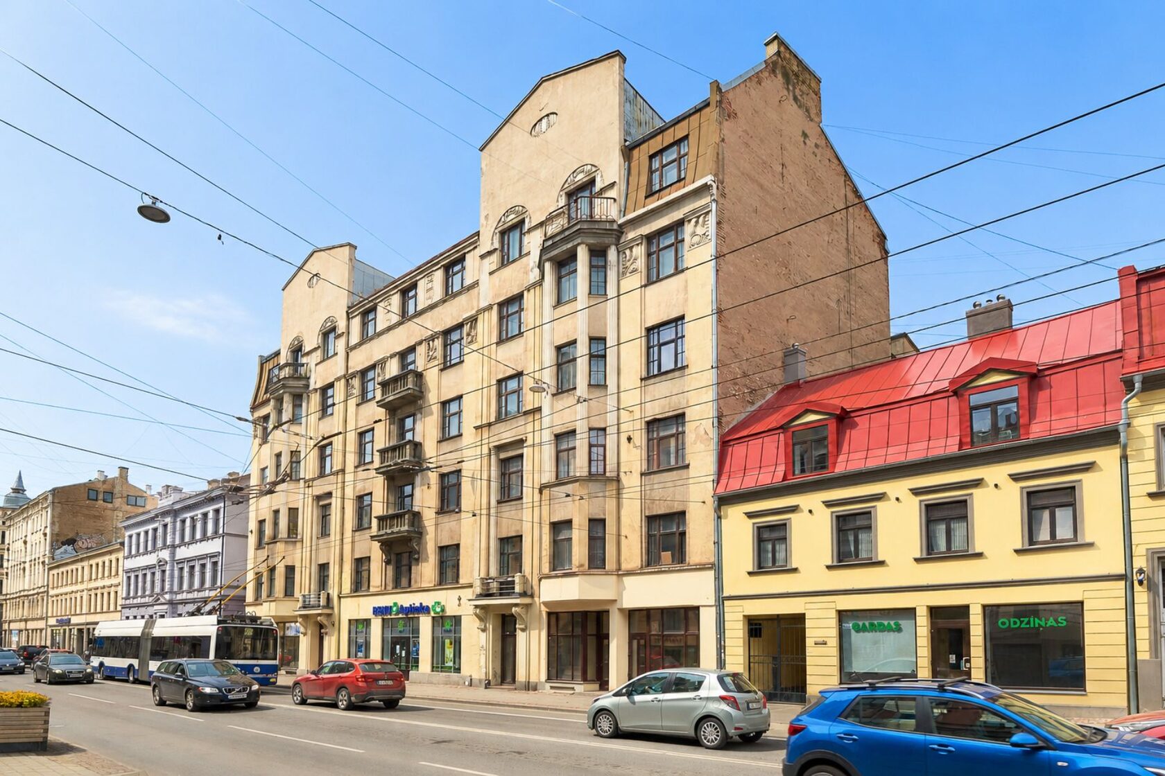 Ēkas fasāde Aleksandra Čaka ielā, Rīgā — pirmskara mūra ēka Rīgas centra apkaimē
