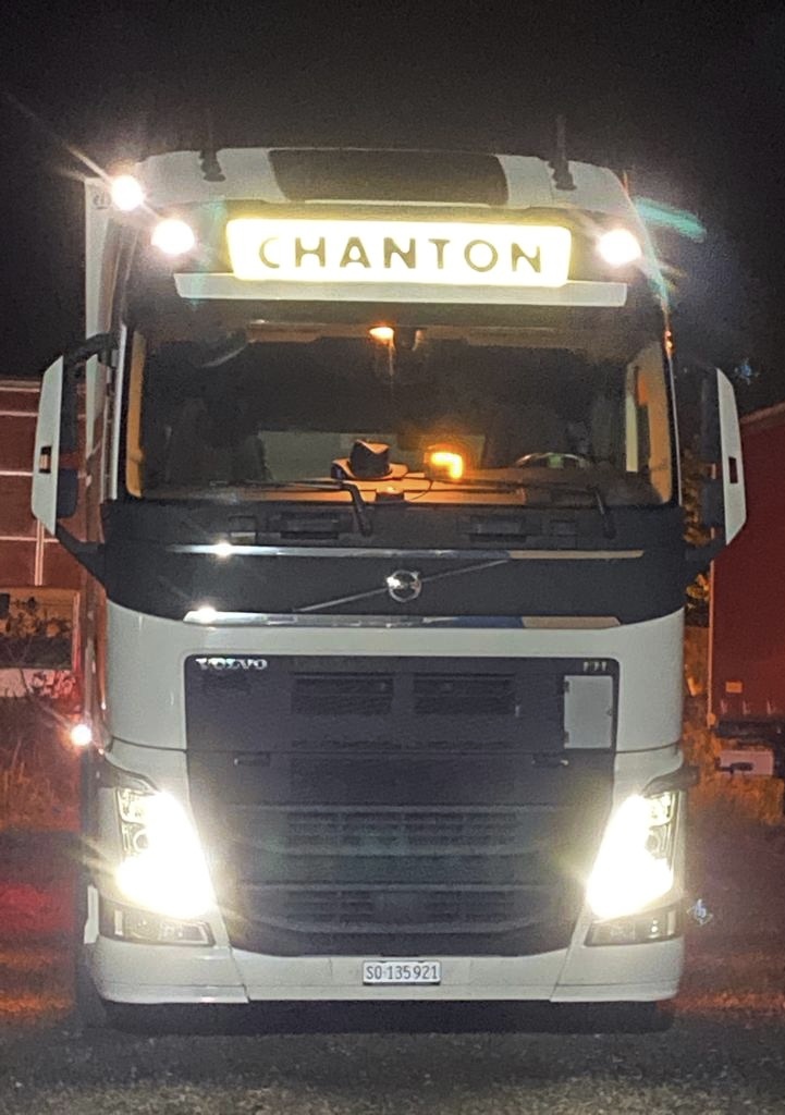 Chanton-Lastwagen bei Nacht, Front mit Chanton-Schriftzug
