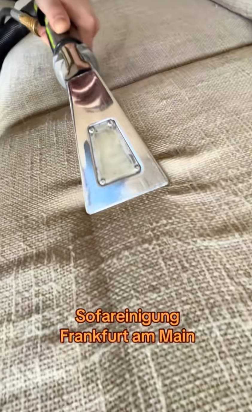 Ecksofa mit cremefarbenem Bezug wird mit Sprühextraktion gereinigt