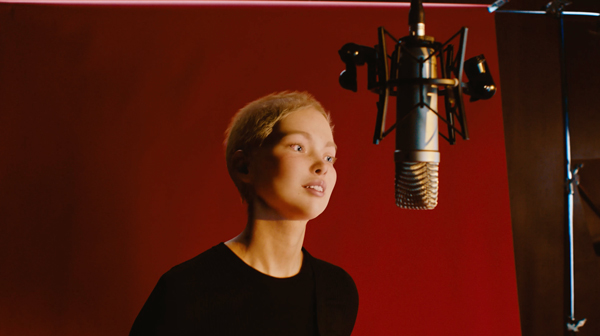 Алиона Пол в студии звукозаписи создает свой очередной шедевр, чтобы порадовать подписчиков