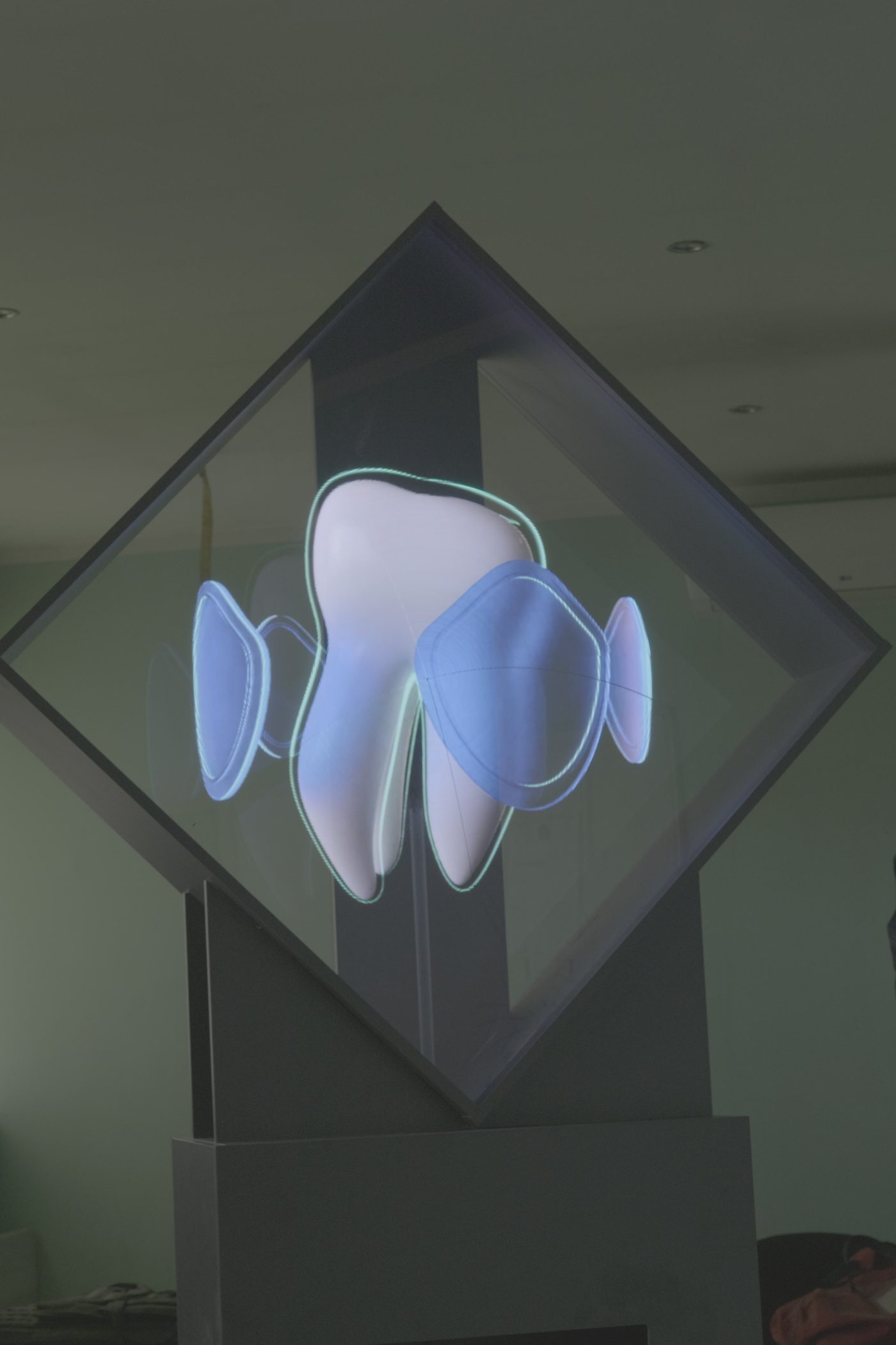 Tensator Holographic Shard Stand running, content by Campaign 3D