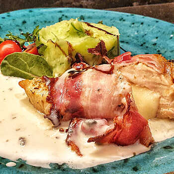 Chicken stuffed with mozzarella cheese and bacon – food delivery from DEPO Salsa Grill Restaurant