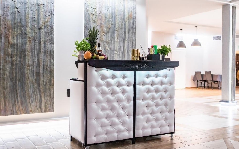 lasický svatební bar Praha - elegantní servis drinků na svatbě