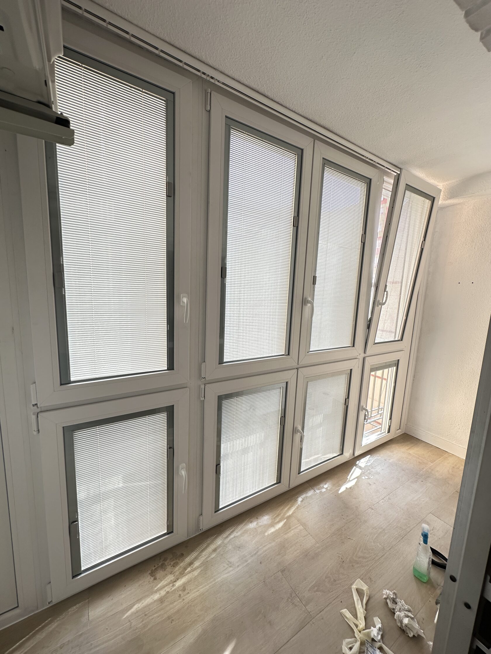 Ventanas VEKA de PVC con persianas integradas instaladas por VentanaSol