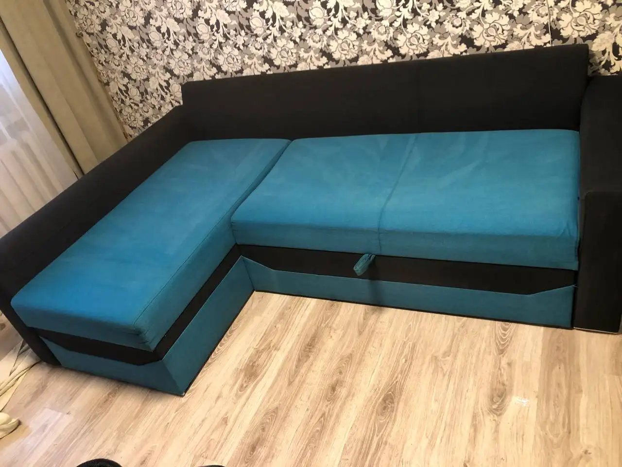 Dasselbe Ecksofa nach der Tiefenreinigung durch Shikardos Reinigung &ndash; Haare und Flecken entfernt. Gereinigt direkt beim Kunden in Frankfurt.
