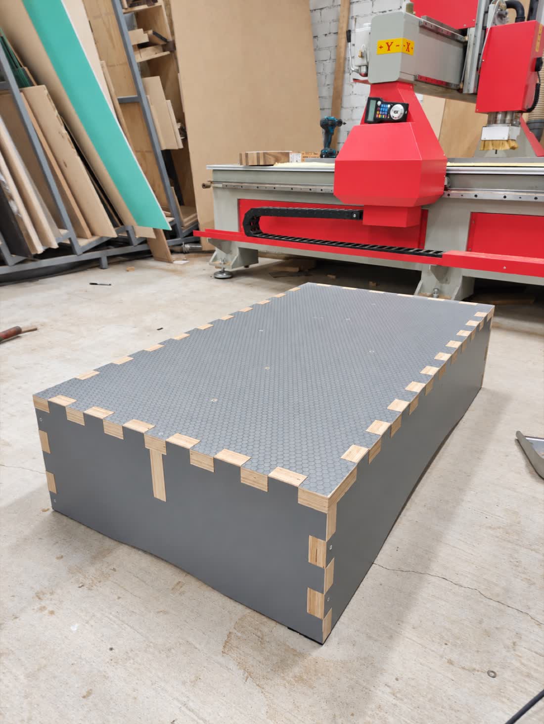 Box with exposed joints
