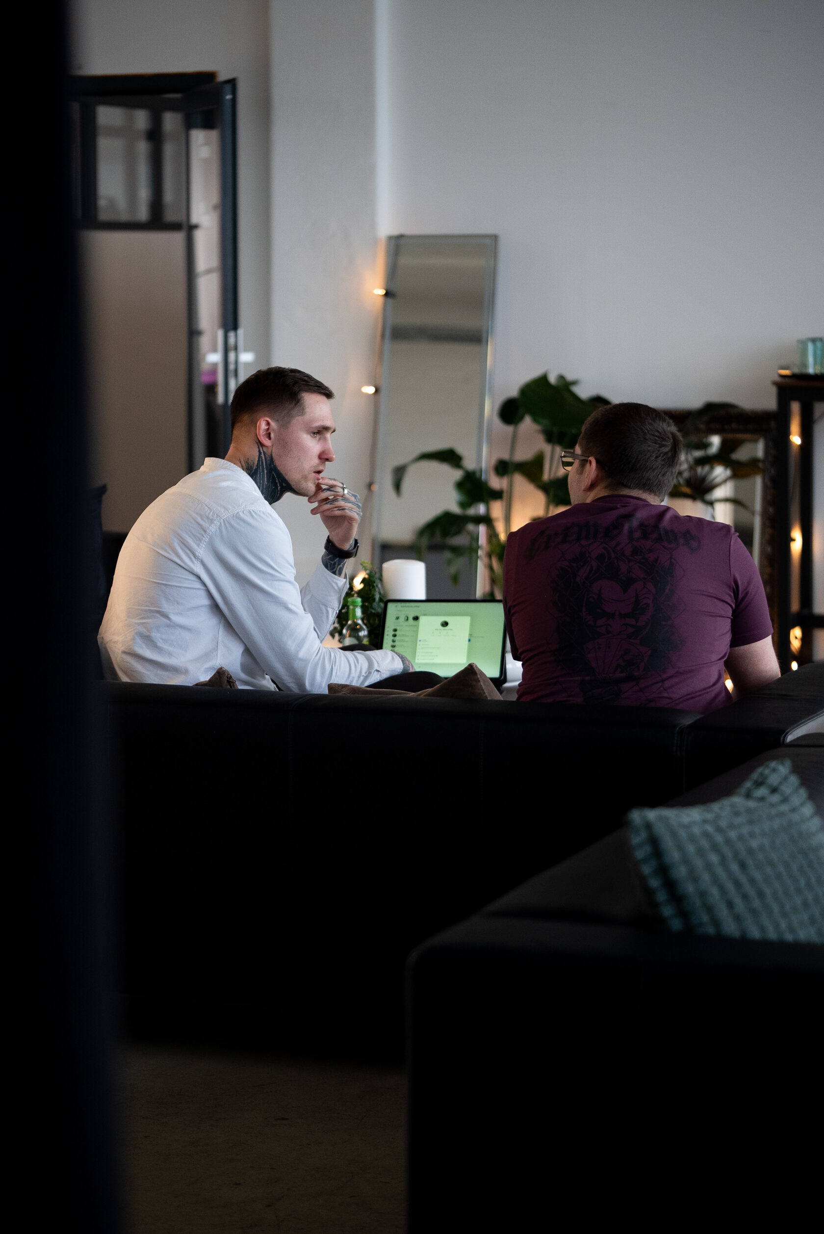 Zwei Personen im Beratungsgespräch im Studio