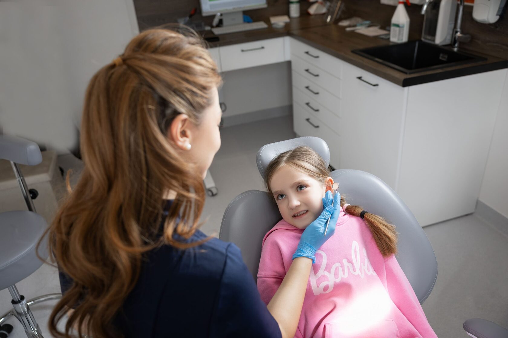 Medic My Dental Clinic evaluând dinții unei fetițe