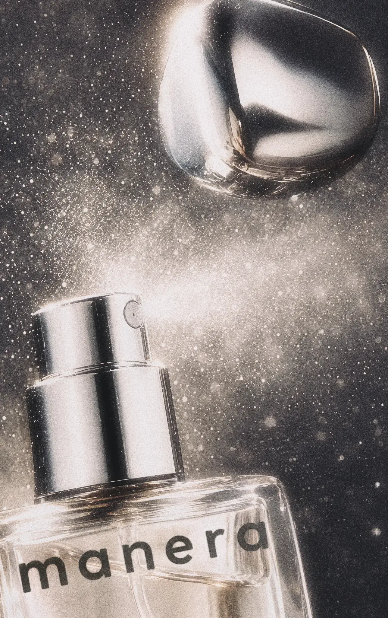 Флакон Magnetic Aura у сяйливій хмарі аромату