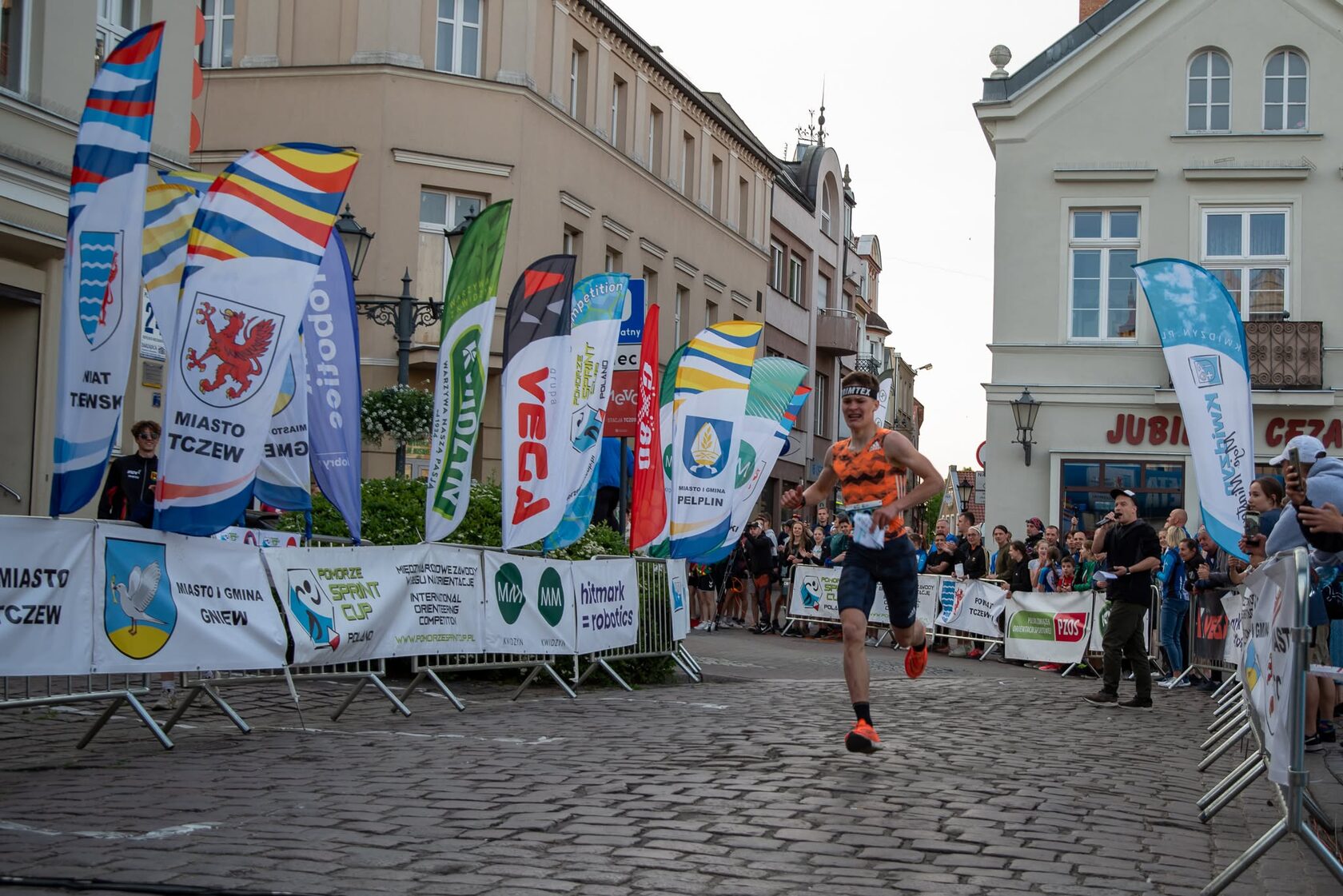 Zawodnik na finiszu sprintu w centrum miasta