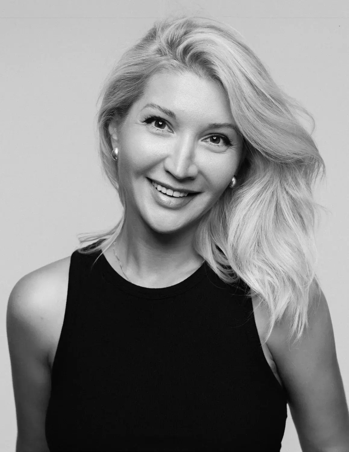 Jeanne D’Art, fashion photographer and AI guide author