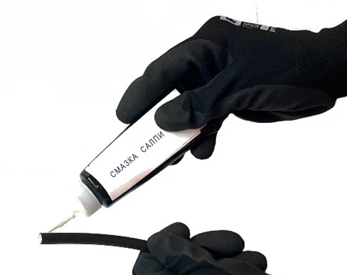 Смазка конца шланга 100-002-S перед сборкой