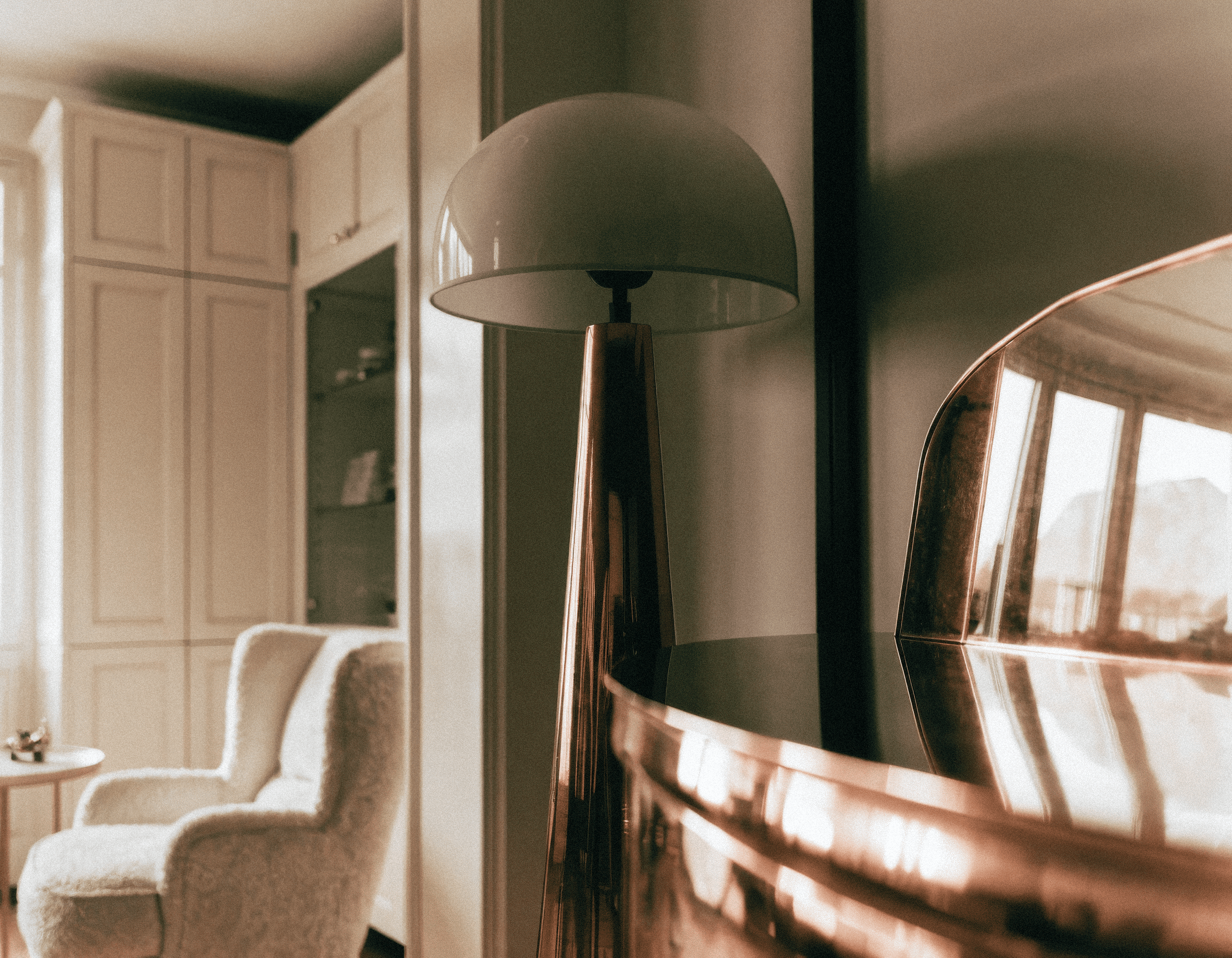 Leuchte und Klavier in einem warmen Interieur