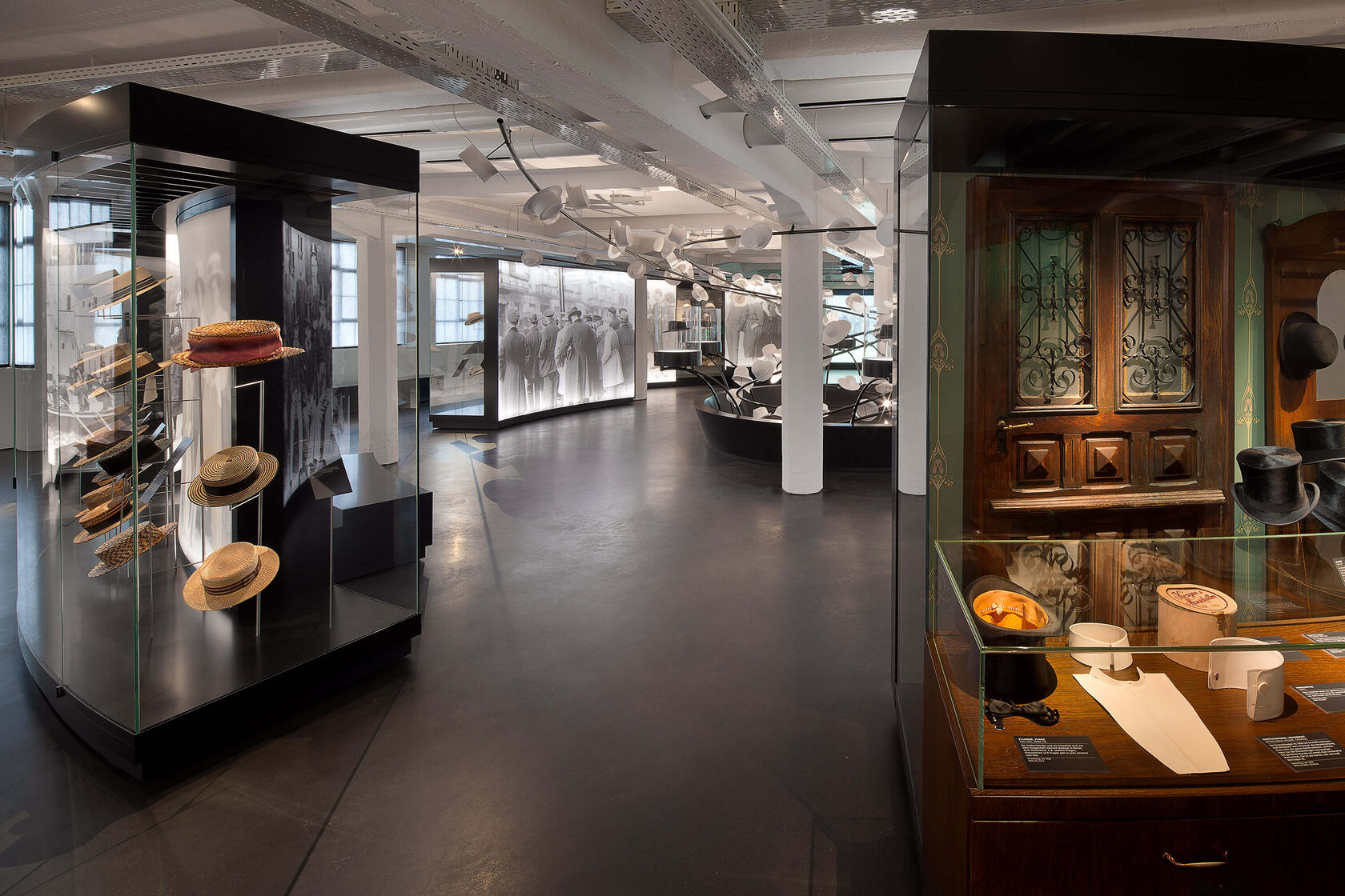 Custom Display Cases Lindenberg – Precision with Projection