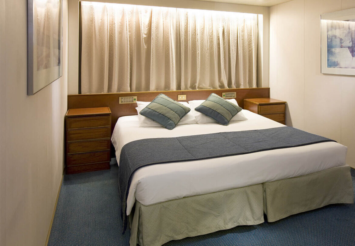 rooms without windows for $ 570 per month, with ocean views for $ 629, and with a balcony for $ 719